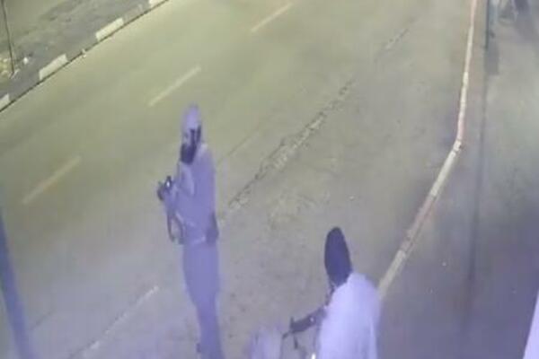 KAMERE SNIMILE TERORISTIČKI NAPAD U IZRAELU: Pucali na prolaznike, poginula 2 policajca, više osoba ranjeno (VIDEO)