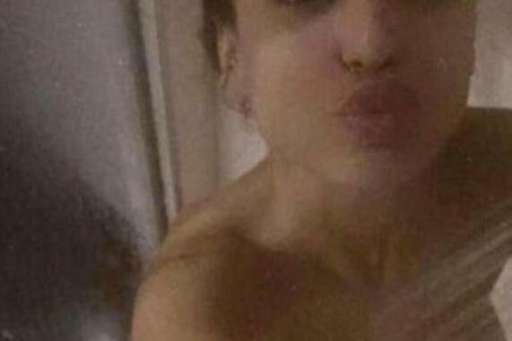 POZNATA SRPKINJA ZAVRŠILA NA SAJTU ZA ODRASLE: Objavljen EKSPLICITNI SNIMAK, ISPALA JOJ ČITAVA (FOTO +18)