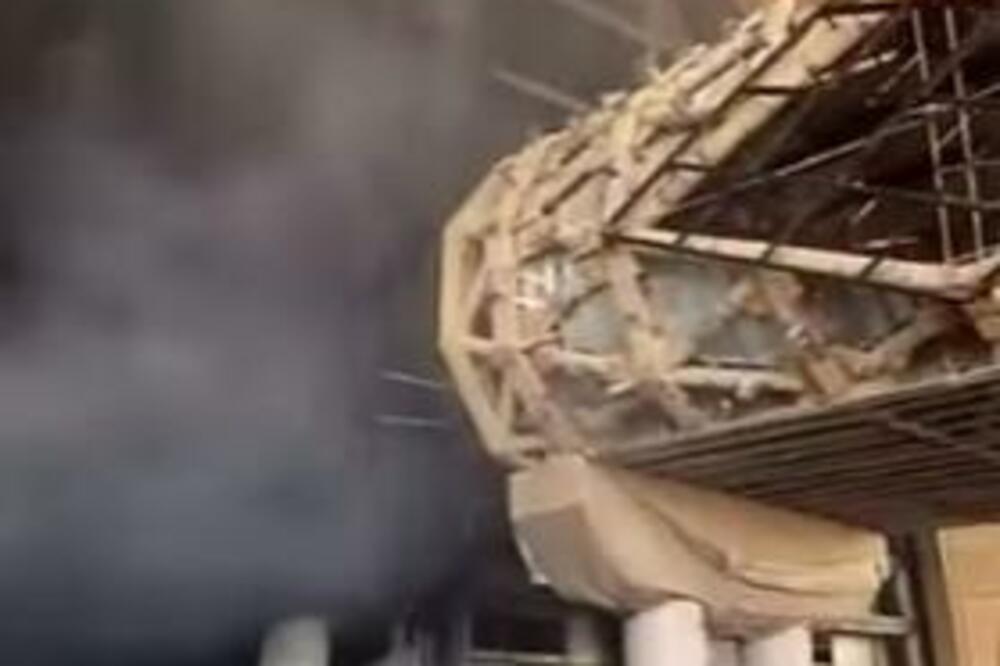 POŽAR NA AERODROMU U KUVAJTU: Vatrogasci se bore sa vatrenom stihijom, sve je u DIMU! (VIDEO)