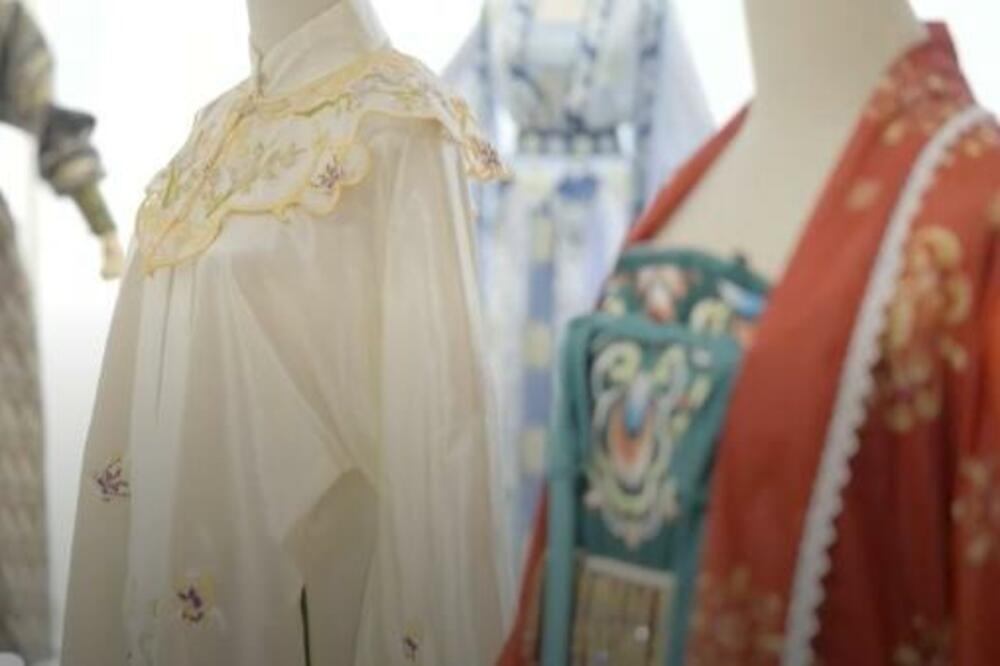 Selo proizvodi tradicionalne kineske nošnje hanfu (VIDEO)