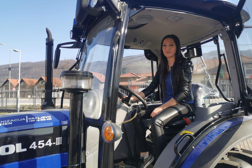 DOK DRUGE ŽENE DOBIJAJU CVEĆE, ONA JE DOBILA TRAKTOR: Ivana se ne libi ni NAJTEŽIH POSLOVA na NJIVI! (FOTO)