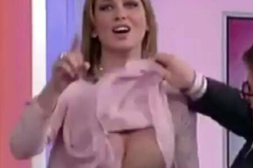 ZADIGAO BLUZU POZNATOJ VODITELJKI I POKAZAO NJENU INTIMU, BUKNULO SVE ISPOD: Ona mirno posmatrala šta joj radi FOTO