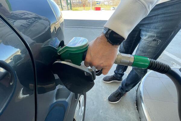 OVO JE SAMO SRBINU MOGLO DA PADNE NA PAMET: Pogledajte kako je zaštitio gorivo od KRAĐE! URNEBESNO! (FOTO)