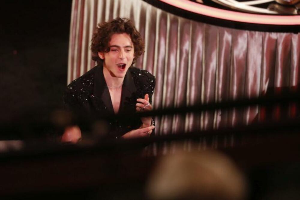 CRNI ČOVEČE, ŠTA TI BI? Nestale su kovrdže, MAKAZE ODRADILE SVOJE – ženske volele njegovu kosu, a ons sad ĆELAVAC