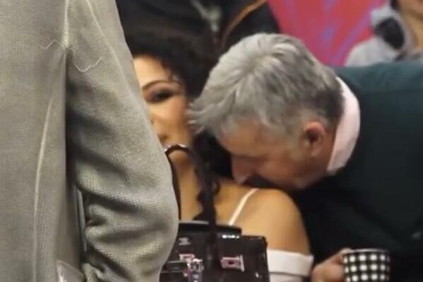 ŠOK VIDEO! CECA I BOSANAC U STRASNOM ZANOSU UHVAĆENI U PAUZI SNIMANJA: Kompozitor je SOČNO ljubi po vratu! (VIDEO)