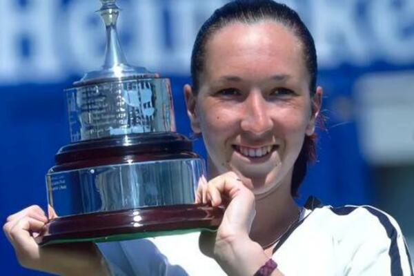 NEĆETE JE POZNATI! JELENA JANKOVIĆ PROMENILA LIČNI OPIS: Drastična razlika od malena do danas! (FOTO)