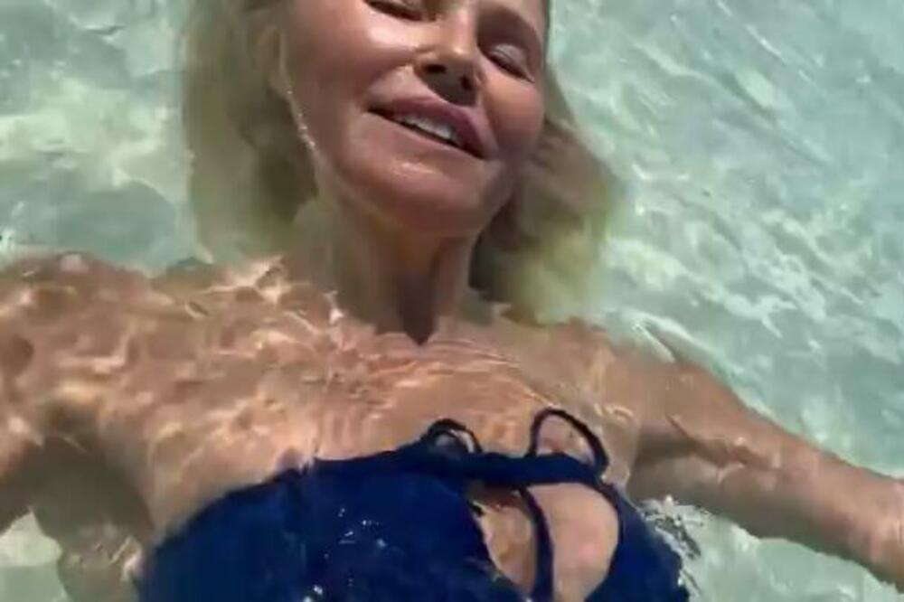 SE*SI BAKA SE SKINULA, PA IZAZVALA SERIJU UDARA: Jasno se videla, ljudi ostali ZASLEPLJENI (FOTO)