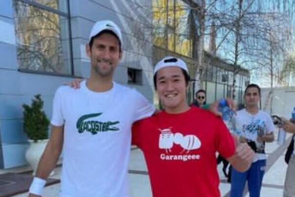 SEĆATE LI SE OVOG LIKA? Ponovo "proganja" Novaka, ali je i ovog puta ostao bez ĆEVAPA! (VIDEO)