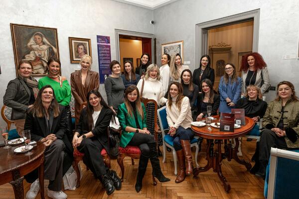 Jaka žena za jaku ženu uz Huawei FreeBuds Lipstick slušalice