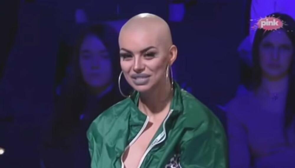 Ostala je upamćena po vezi sa Vladimirom Tomovićem, zbog kojeg je na kraju sama sebi obrijala glavu