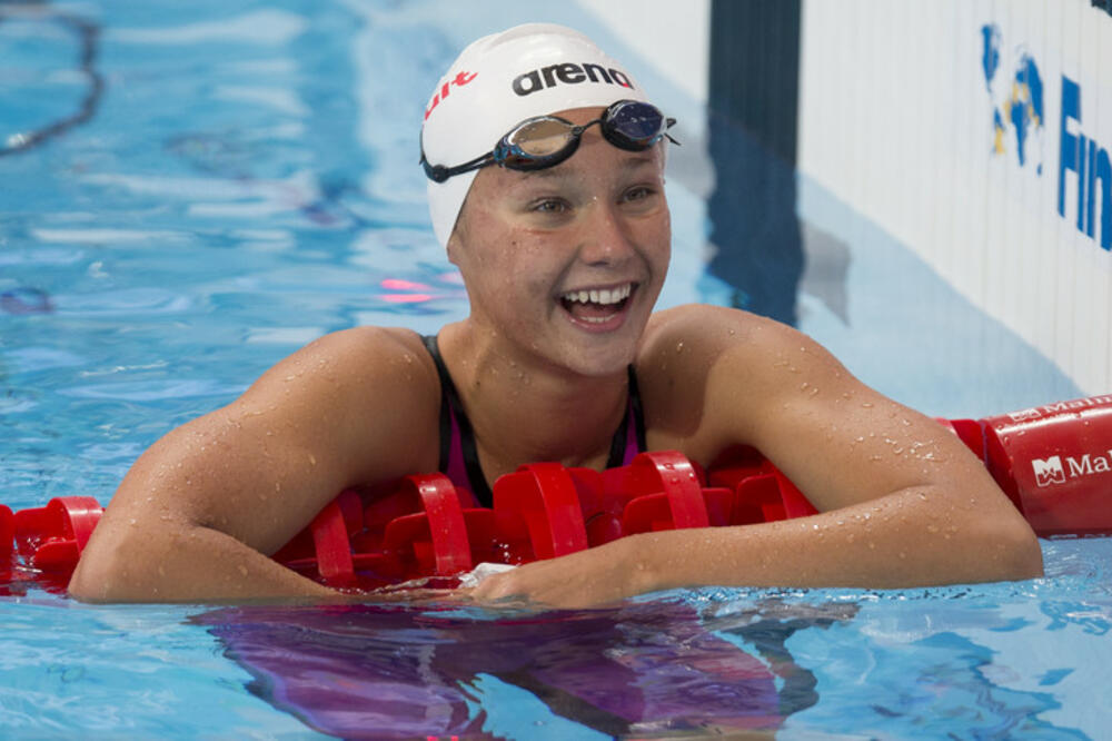 "ODVRATNO JE! NAŠI SU KAŽNJENI, A OVO?!" Šampionka Evrope GAZILA zastavu Rusije, niko ne reaguje!