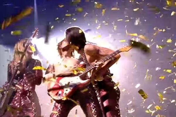 SVI SU SUMNJALI DA JE GEJ, VIŠE NIŠTA NE MOŽE DA SE OSPORI: Uhvaćen Damiano David, dodiruju se jezicima i AKCIJAJU!