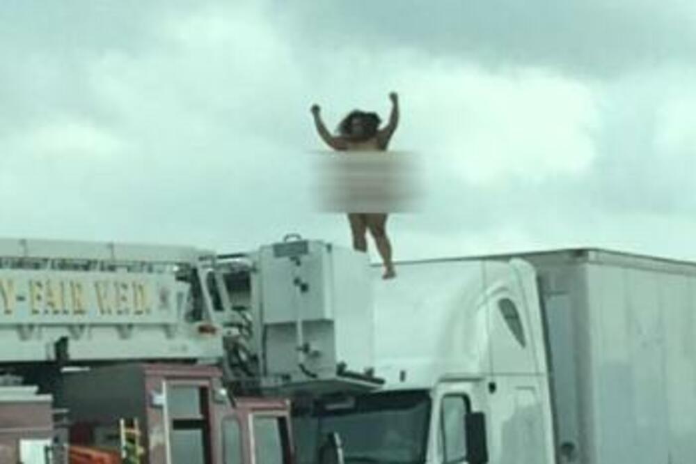 GOLA ŽENA SNIMLJENA NA AUTOPUTU! Uhvaćena kako radi OVU STVAR, I SVE JE SNIMLJENO (FOTO)