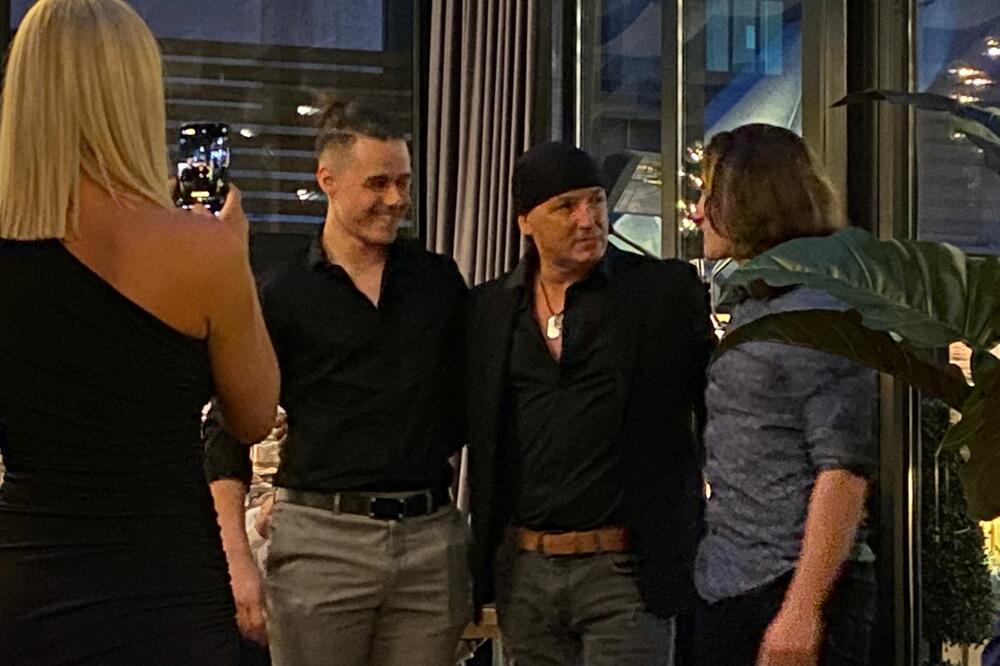 MESEC DANA JE BIO ZATVOREN: Nakon svega, folk pevač konačno u javnosti! (FOTO)