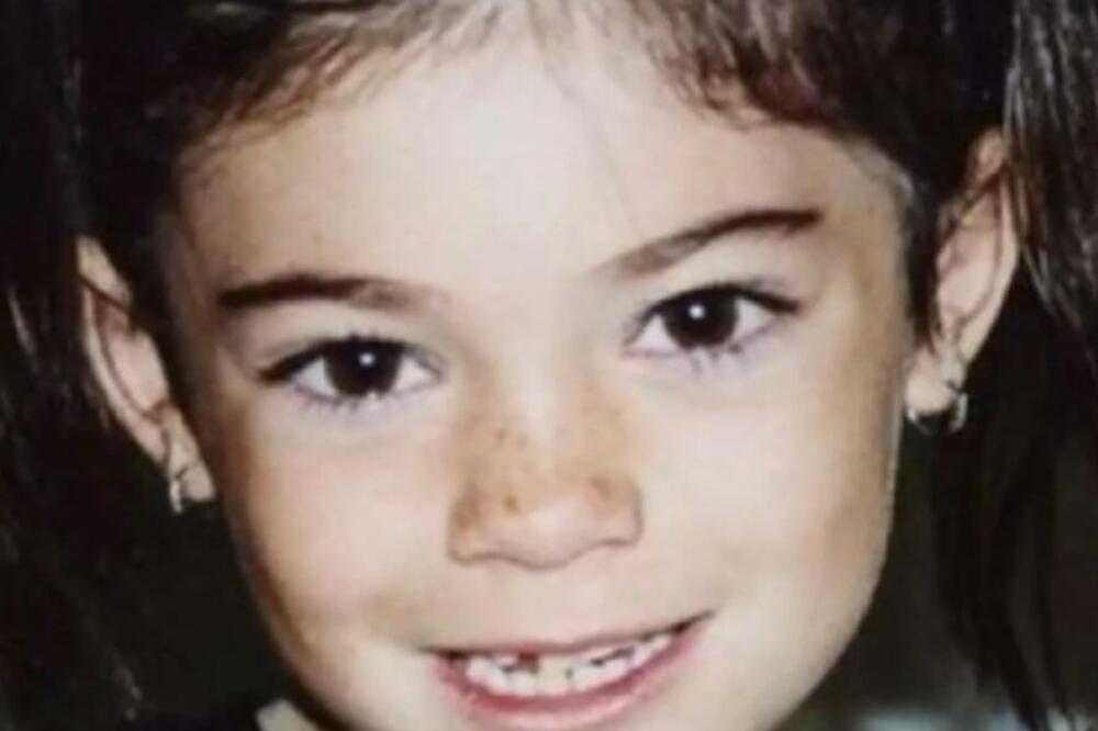 DEVOJČICA SA PEGICAMA POSTALA POZNATA STARLETA: Na njoj nema više ništa NAIVNO I DEČIJE, sva se IZOPERISALA!