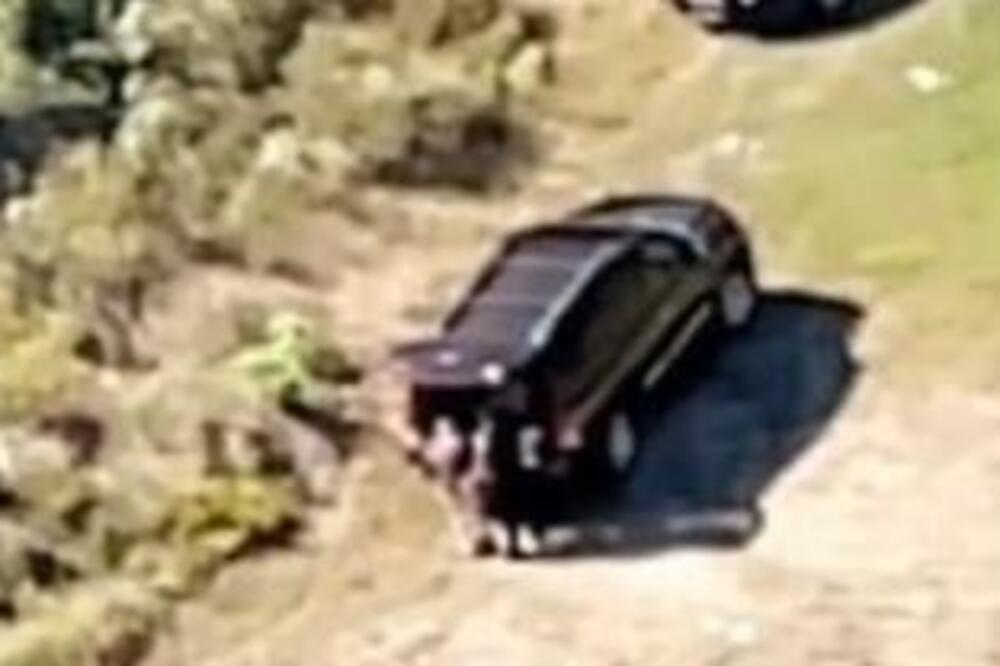 POLICAJAC SNIMLJEN KAKO IMA ORALNI SE*S, ŽENA GA ZADOVOLJAVALA NA KOLENIMA: Čovek snimio skandal UŽIVO!