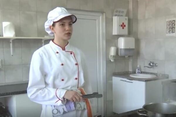 JELENA ZVANIČNO PRAVI NAJBOLJU ROLOVANU PILETINU U CELOJ SRBIJI: Ide u srednju školu, a pravi REMEK-DELO (FOTO)