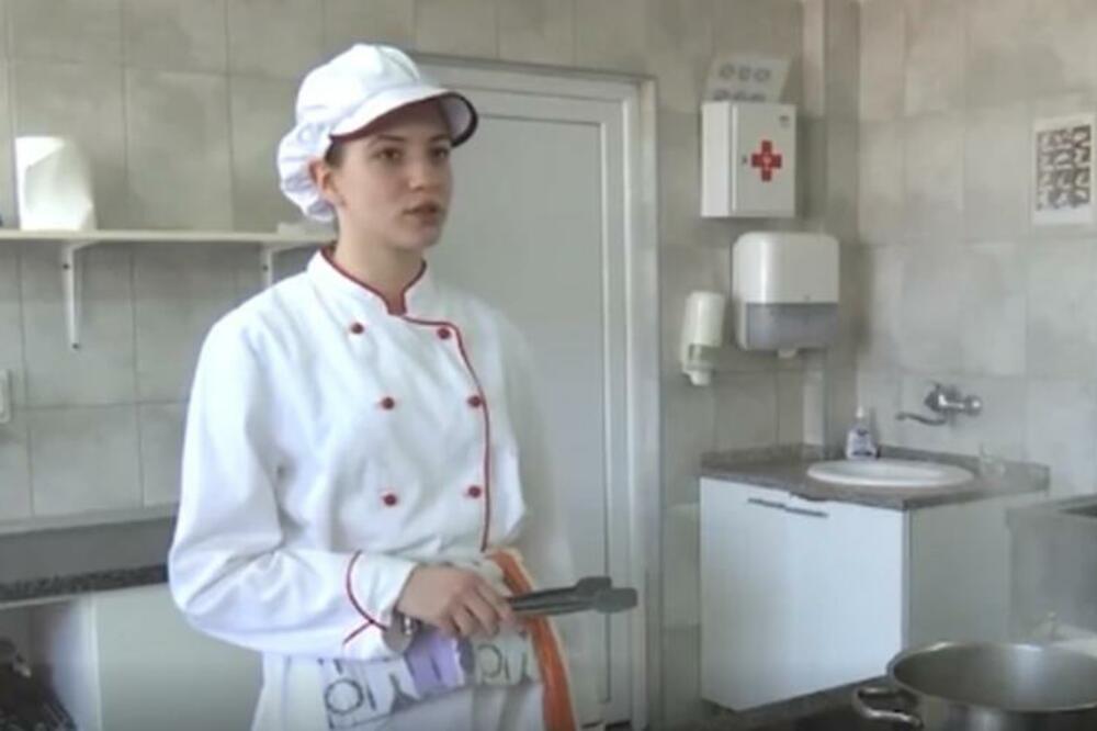 JELENA ZVANIČNO PRAVI NAJBOLJU ROLOVANU PILETINU U CELOJ SRBIJI: Ide u srednju školu, a pravi REMEK-DELO (FOTO)