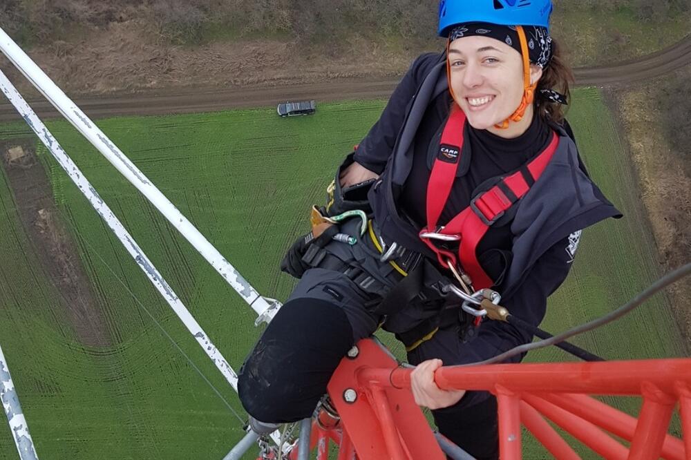 MIRJANA JE TOLIKO HRABRA DA SE NJE STRAH PLAŠI: Visi sa OBLAKODERA, skače sa MOSTOVA i spasava LJUDE! (FOTO)