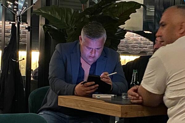 NE ODRIČE SE POROKA! Espreso paparazzo: Ovo je dokaz da folk pevač ne sluša lekare!