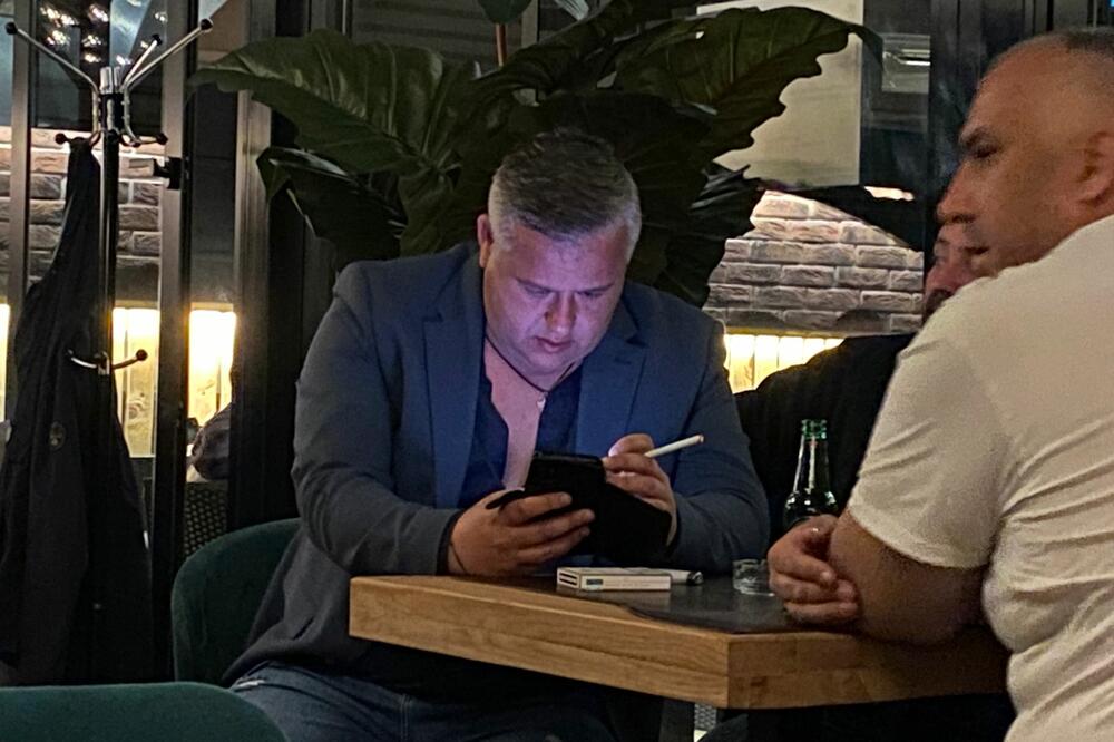 NE ODRIČE SE POROKA! Espreso paparazzo: Ovo je dokaz da folk pevač ne sluša lekare!