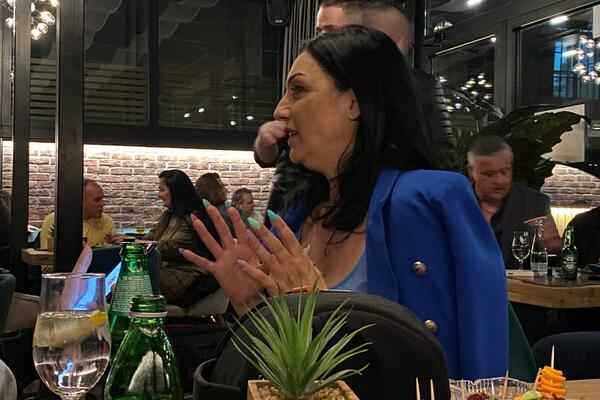 SRPSKA PEVAČICA POBEGLA SA SVADBE ZBOG STAVLJANJA PARA U GRUDI: Neće više da ćuti NIKOME, ispričala do DETALJA