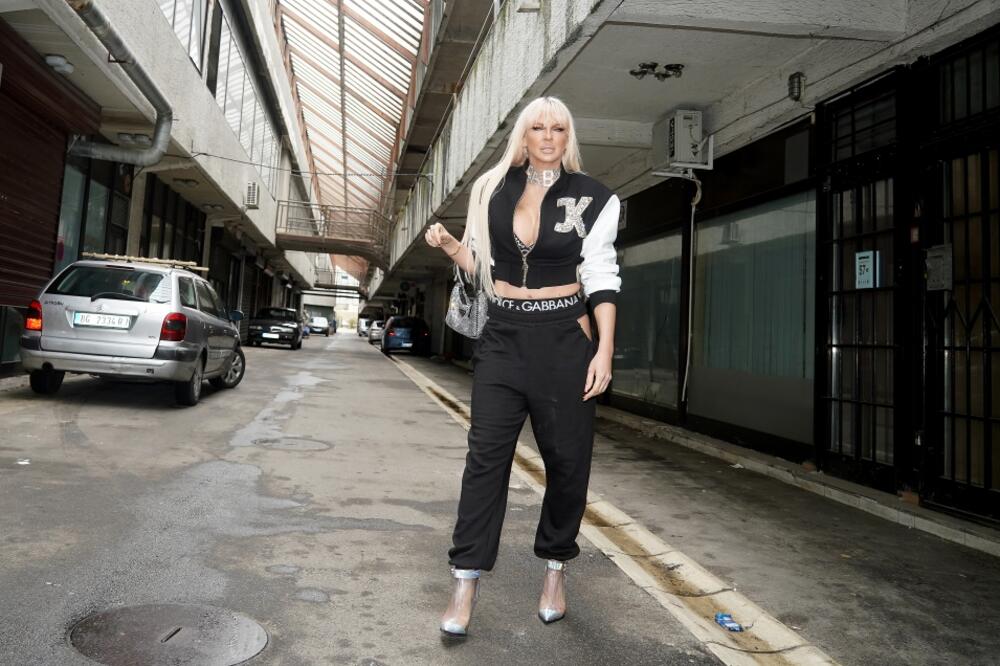 SVI ZNAMO DA JE KANJE ZAPRATIO JELENU KARLEUŠU, A SADA SE DESILO NOVO ČUDO: Dobila je PRAĆENJE i od OVOG MUŠKARCA!