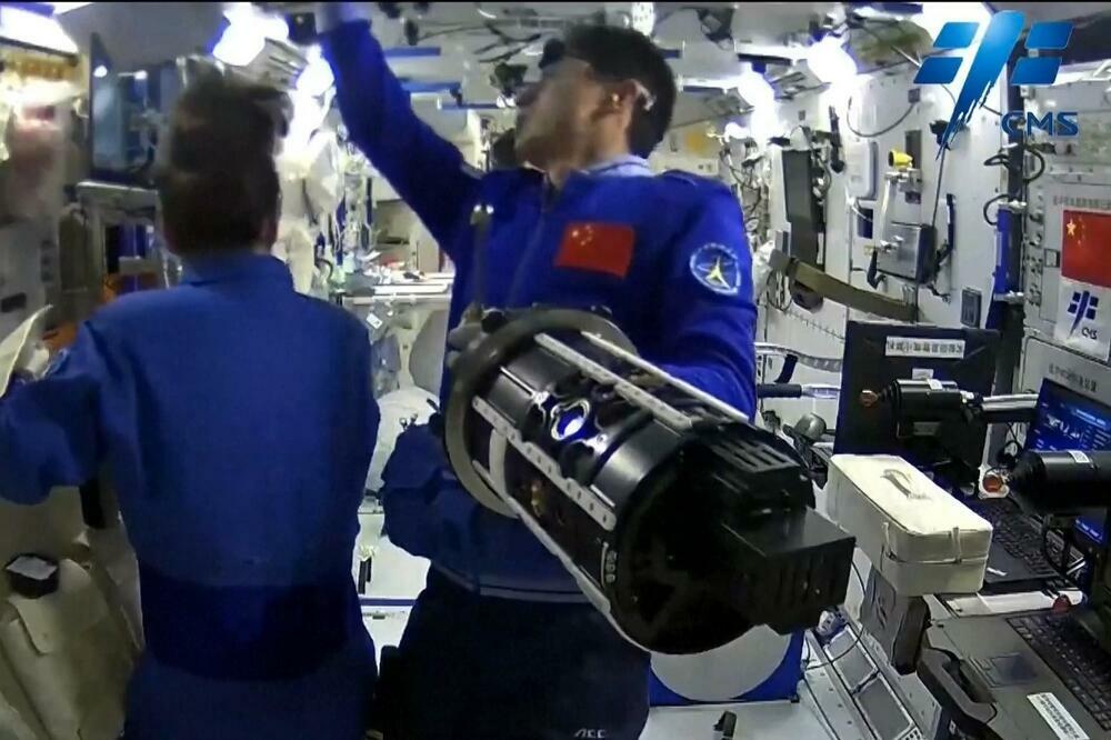 Život na Šendžou-13: Kako tajkonauti čiste svemirsku stanicu? (VIDEO)