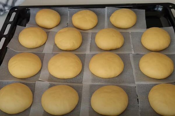 BAKINE KROFNE PO BAŠ STAROM RECEPTU: Toliko su MEKANE i TOPE SE u ustima, obožavaćete ih (RECEPT)