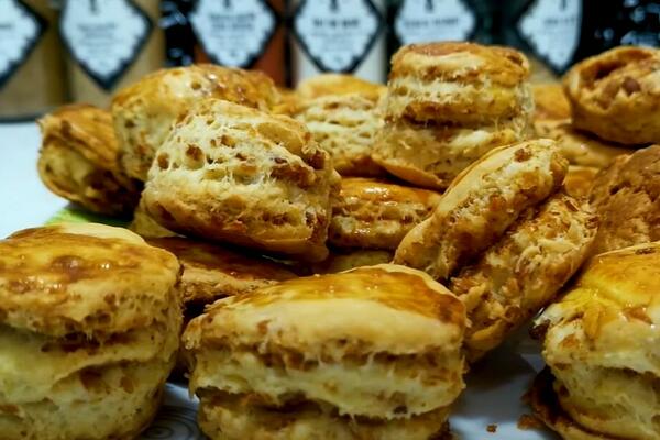 OVAKVE NEĆETE JESTI NIGDE, RECEPT PRSTE DA POLIŽETE: Pogačice sa ČVARCIMA kao iz snova, idealne za CELU PORODICU