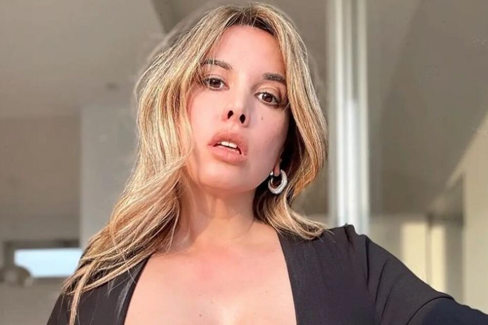 SENZUALNA PEVAČICA PONOVO DIŽE PRITISAK VRUĆOM FOTKOM: Prirodne SEDMICE kipe na sve strane, OBLE SU I GLOMAZNE!