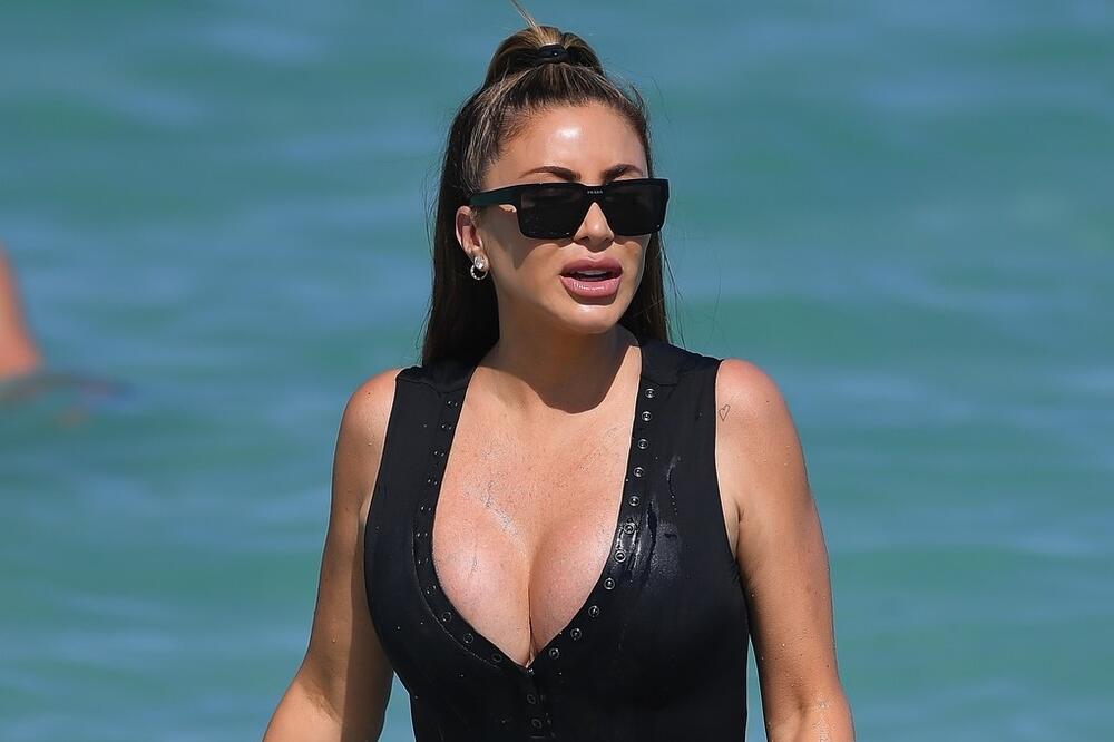 SKINULA SE U 47. GODINI I SVI ĆETE BALAVITI ZA NJENIM ATRIBUTIMA: Prizor će vas proganjati noćima, KAKVA BOMBETINA!