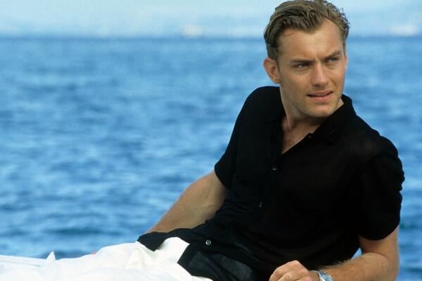 ŠTA SE DESILO SA POZNATIM GLUMCEM, OVO NIJE REALNO?! Sed, zarastao i zapustio se, SVI ZGRANUTI PRIZOROM! (FOTO)