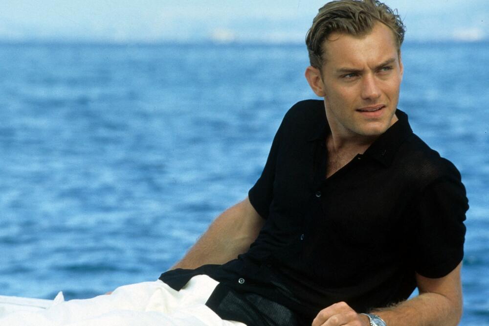 ŠTA SE DESILO SA POZNATIM GLUMCEM, OVO NIJE REALNO?! Sed, zarastao i zapustio se, SVI ZGRANUTI PRIZOROM! (FOTO)