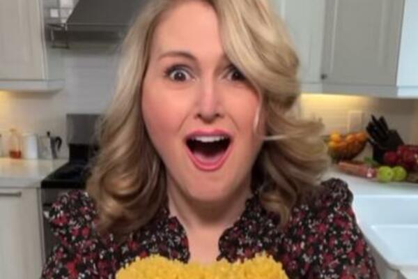 ZABORAVITE NOŽ, MAKAZE I ZUBE: Žena pokazala GENIJALAN TRIK kako da otvorite kesu sa ŠPAGETAMA, NEVIĐENI HIT! VIDEO