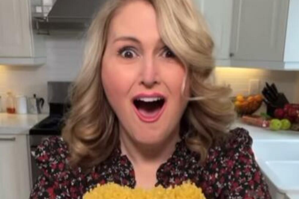 ZABORAVITE NOŽ, MAKAZE I ZUBE: Žena pokazala GENIJALAN TRIK kako da otvorite kesu sa ŠPAGETAMA, NEVIĐENI HIT! VIDEO