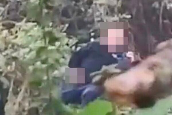 POLICAJAC SE SAMOZADOVOLJAVAO USPRED PARKA, IZAŠAO SNIMAK: Ubrzo mu je prišao i prolaznik (VIDEO)