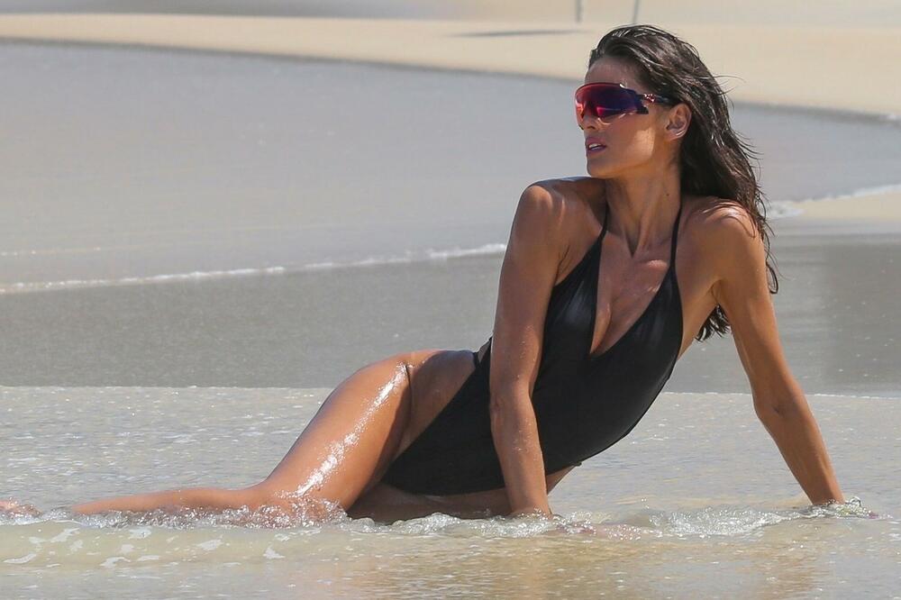 OVA MANEKENKA IMA NAJDUŽE NOGE KOJE STE IKAD VIDELI: Slika u BIKINIJU usporila ceo Internet! (FOTO)