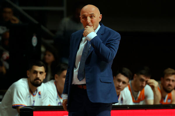 "ISKRENO I JAVNO IZVINJENJE GOSPODINU NEBOJŠI ČOVIĆU" Oglasio se trener Mornara (FOTO)