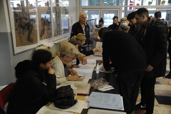 OGROMNI REDOVI I DALJE ISPRED BIRALIŠTA! Brojna glasačka mesta još otvorena, ljudi ima jako mnogo (FOTO)