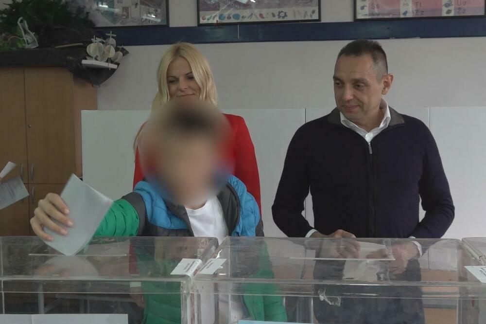OBAVIO GRAĐANSKU DUŽNOST: Aleksandar Vulin IZAŠAO na IZBORE u pratnji PORODICE! (VIDEO)