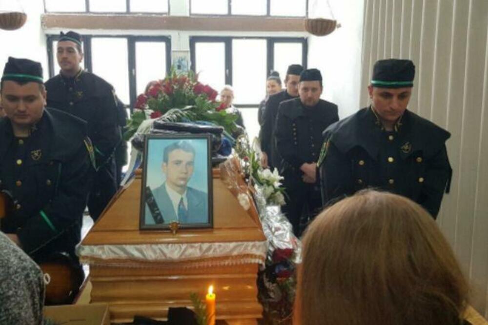 "SRCE MOJE, ZAŠTO SI NAS NAPUSTIO": Na sahrani tragično nastradalog rudara Darka odjekivale bolne reči majke!