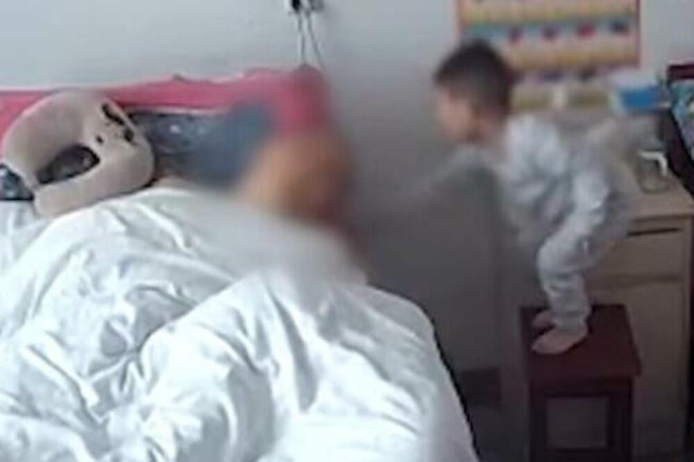 DEČAK SE POPEO NA HOKLICU IZNAD BOLESNOG TATE, PA SVOJIM POTEZOM RASPLAKAO INTERNET: Snimak odmah postao VIRALAN