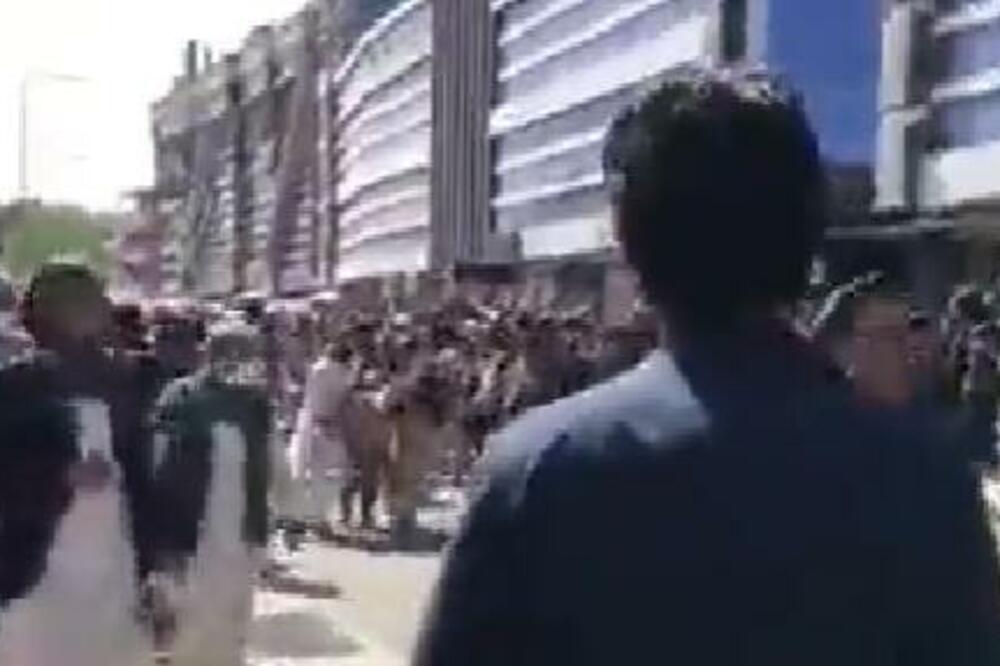 IMA POGINULIH U EKSPLOZIJI U CENTRU KABULA! Najmanje 59 osoba ranjeno (UZNEMIRUJUĆ VIDEO)