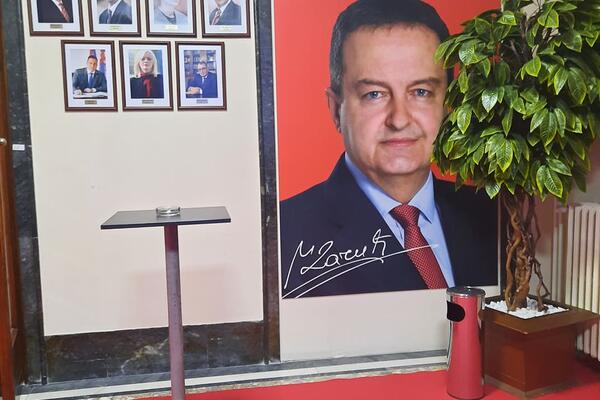 KOD DAČIĆA GALA! U štabu SPS stiglo posluženje I TO KAKVO (FOTO)