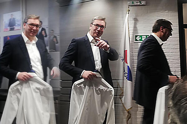 VUČIĆ STIGAO U ŠTAB SNS-A: Jedna neobična stvar je svima zapala za oko (FOTO)