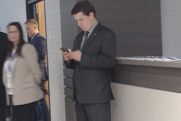 USLIKALI SMO BIVŠEG MUŽA JOVANE JEREMIĆ: Pojavio se u POLITIČKOM ŠTABU - vidi se da je USAMLJEN, ali PAŽLJIVO MERKA