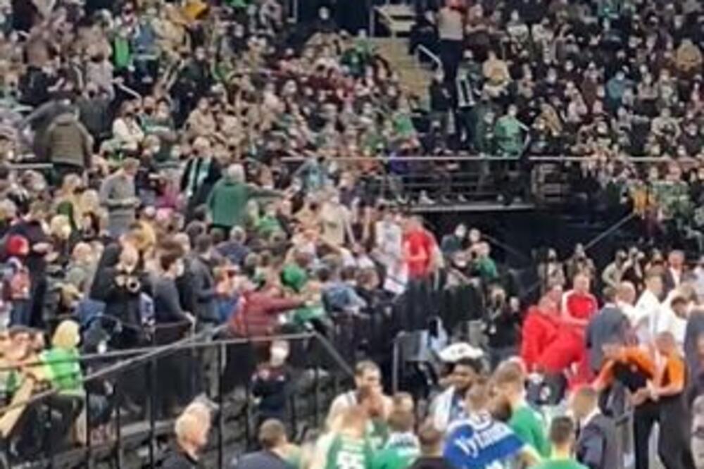 SNIMAK NAPADA NA DELIJE! Zvezdaši napustili tribine na savet policije! (VIDEO)