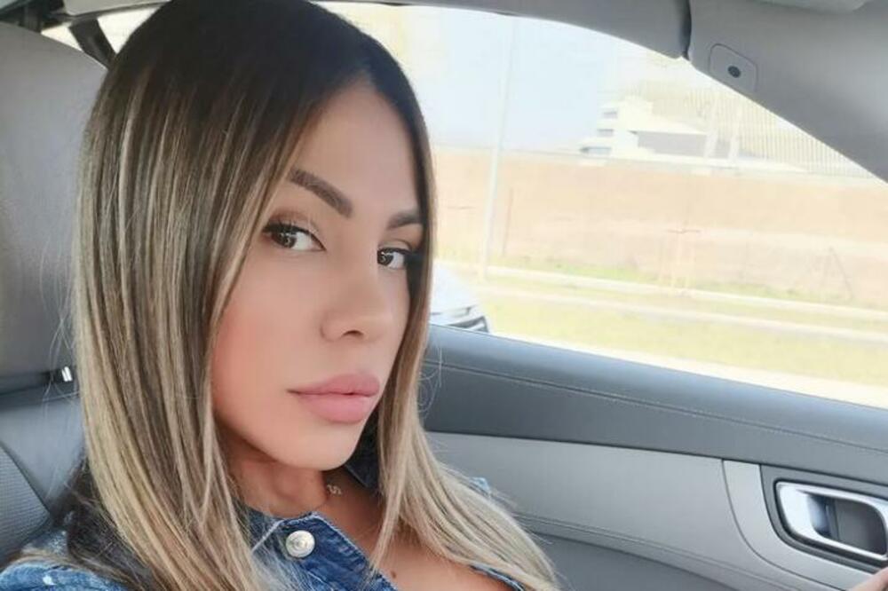 AFRIKA U NAJKRAĆEM MINIĆU IKAD, DEKOLTE SEČE KAO RADAR: Vozi auto i pravi HAOS VOZAČIMA, IZGUBIŠE GLAVE ZA NJOM!