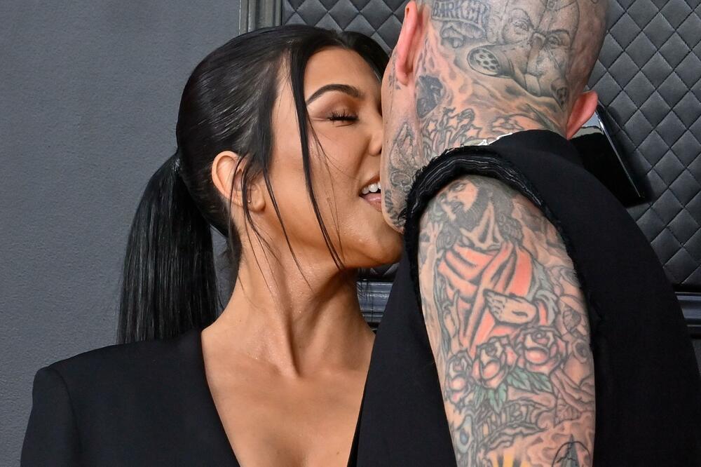 KORTNI KARDAŠIJAN I TRAVIS RAZNEŽILE SVE NOVOM OBJAVOM: Poznati par put POKAZAO SINA, mreže se USIJALE